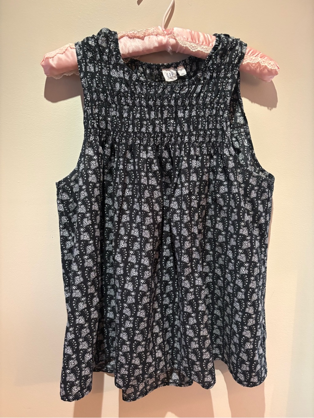 Women’s Sleeveless Smocked Yoke Floral Tank Top - black
